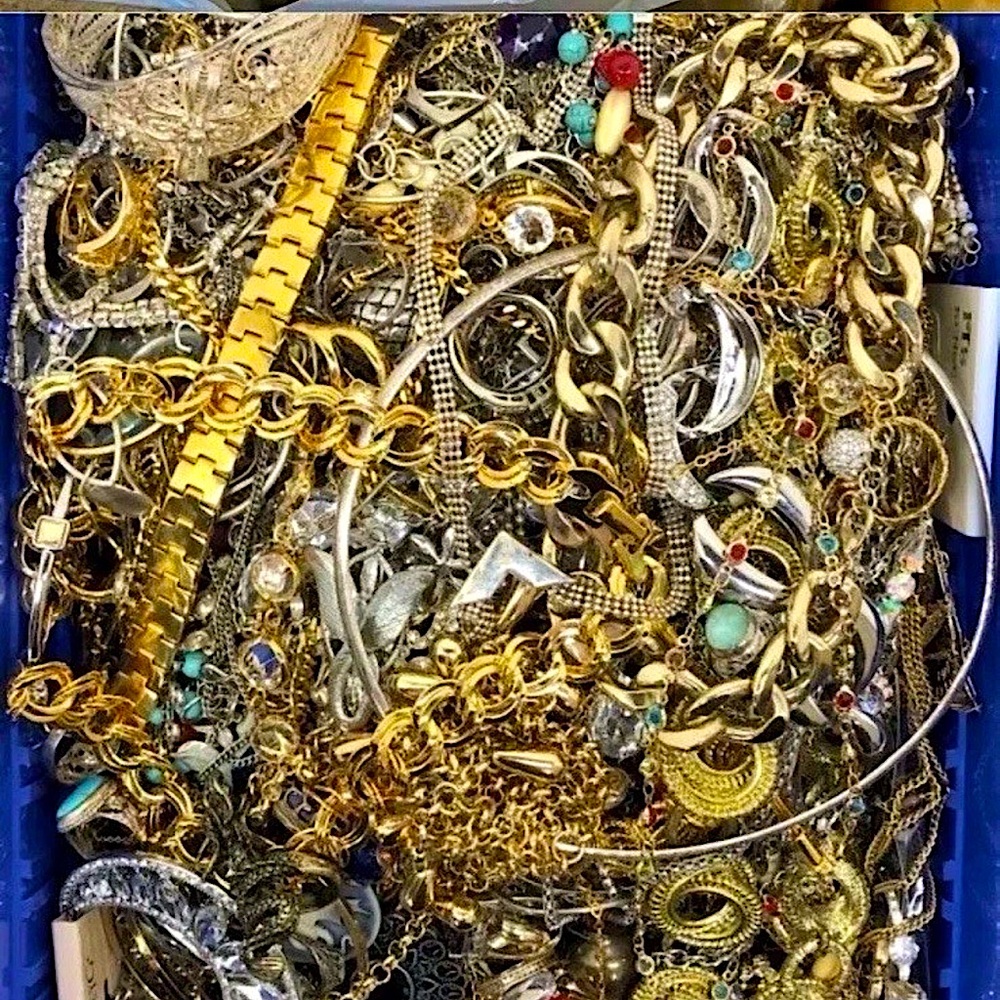 💗 1 LB VTG Jewelry Mystery Box 💍 Bulk Unsearched Lot – Rhinestones Gold Silver